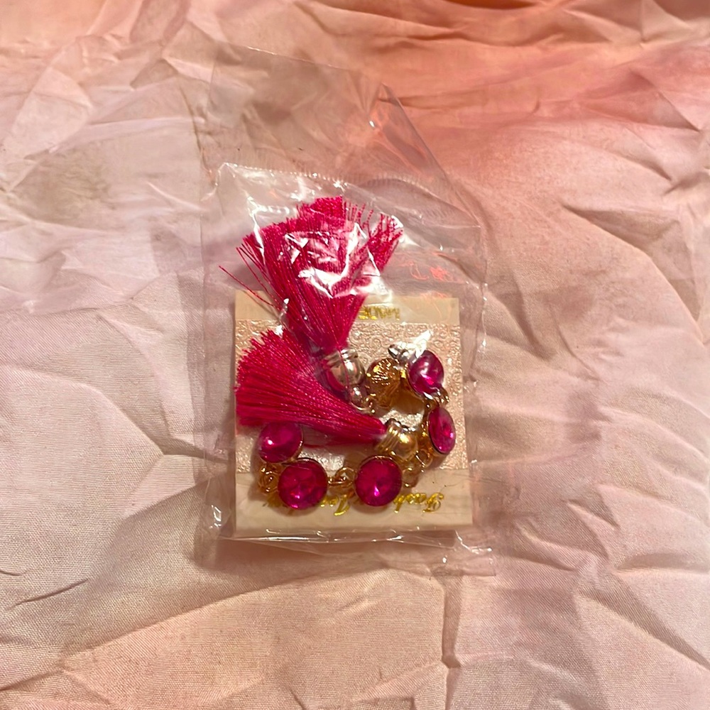 Cute little earring that have gems